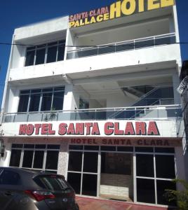 贝伦Hotel SANTA CLARA的建筑上标有酒店标志
