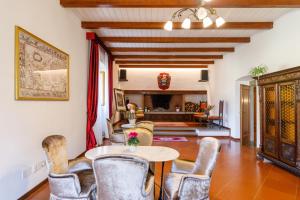 卡斯特利纳-因基安蒂Villa Godenano - Country Chianti Villa的客厅配有桌椅