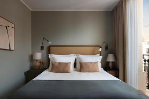 巴塞罗那Borneta的卧室配有一张带白色床单和枕头的大床。