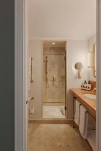 巴塞罗那Borneta的带淋浴和盥洗盆的浴室