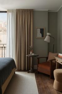 巴塞罗那Borneta的卧室配有床、椅子和窗户。