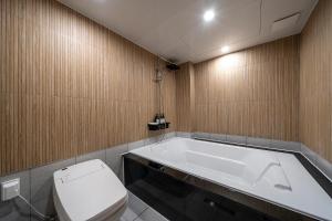 堤川市Number 25 Hotel Jecheon的一间带卫生间和浴缸的浴室