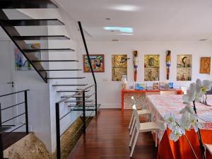 马赛La LUNA of MARSEILLE - VILLA D'ARCHITECTE B&B的一间带桌子和楼梯的用餐室