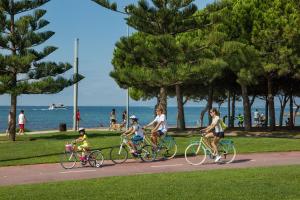 坎布里尔斯Casa Rosales 3的一群人在海滩附近的小径上骑着自行车
