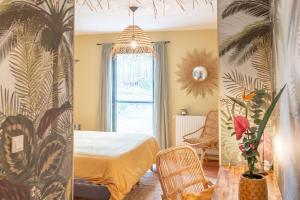 Onesse-et-LaharieLa Grange du Coulin的卧室享有2个美景,设有一张床和一个窗户