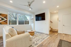 丹佛Modern Denver Vacation Rental with Rooftop Deck!的带沙发和电视的客厅