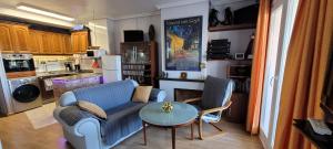 阿尔梅利马Almerimar Pearl的客厅配有沙发和桌子
