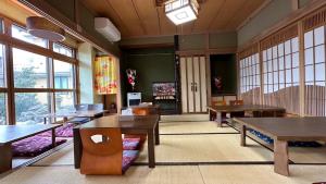 小樽Plum House Otaru的用餐室设有桌椅和窗户。