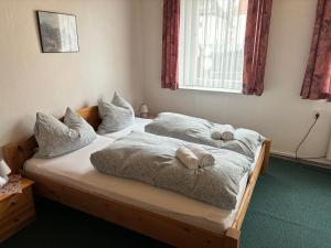 文西德尔Goldener Loewe的一间卧室配有两张带毛巾的床