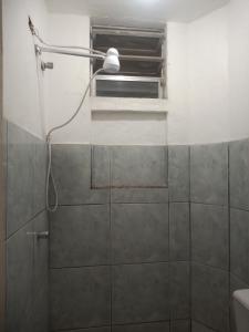 马卡埃Residencial Barbosa - Apto 102的带淋浴喷头的浴室
