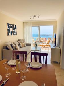 波里斯-德阿沃纳Amazing Ocean View Apartment的客厅配有带酒杯的桌子