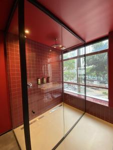 圣保罗Andar de Cima Suítes的浴室配有带浴缸的玻璃淋浴间