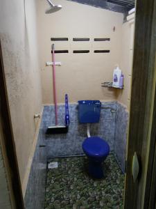 丰盛港Warisan Homestay Anjung的一间位于客房内的蓝色卫生间的浴室