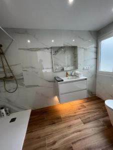 圣维森特德尔拉斯佩奇Apartamento Oasis Mediterráneo的白色的浴室设有水槽和卫生间。