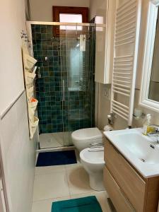 维亚雷焦Appartamento piano terra centro的浴室配有卫生间、淋浴和盥洗盆。