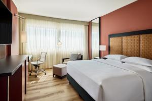 美因河畔法兰克福法兰克福机场喜来登酒店及会议中心的酒店客房设有一张大床和一张书桌。