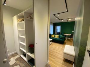 希维拉杜夫-兹德鲁伊Apartament Izerka z Sauną的客房设有一个衣柜、一张沙发和一张桌子