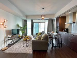 多伦多GLOBALSTAY Gorgeous Downtown Apartment的带沙发的客厅和厨房