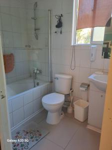 奇廉HOSTAL EL AROMO☆的浴室配有卫生间、浴缸和水槽。