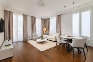 蒂瓦特Porto Palace的客厅配有沙发和桌子