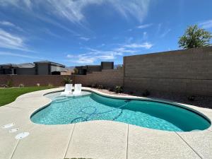 梅斯基特Desert Gem - Mesquite的一座带砖墙的庭院内的游泳池