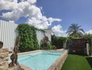 蒙地卡罗埃尔莫利诺德尔阿布罗的花园内的游泳池,花园内设有喷泉