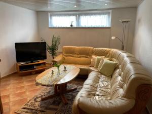 策勒Ferienwohnung Behrens的客厅配有真皮沙发和电视