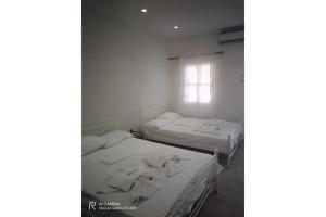 阿莫尔戈斯Politimis Studio N3的带窗户的客房内的两张床