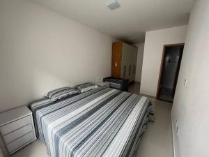 贝伦Residencial Foz do Iguaçu.的一间白色客房内配有一张大床的卧室