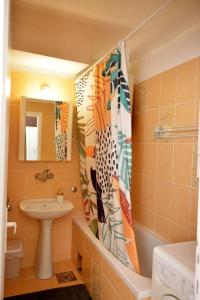 ZemunThree Aces Apartment的一间带水槽、卫生间和镜子的浴室