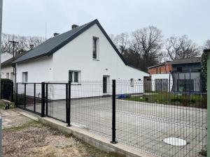 帕尔杜比采Celý dům + zahrada的白色房子前面的围栏