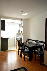 ZemunThree Aces Apartment的一间带桌椅的用餐室和一间厨房