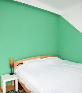 ZemunThree Aces Apartment的一间卧室配有一张蓝色墙壁的床