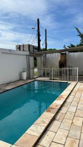 奥林达Casa Olinda的游泳池周围设有围栏