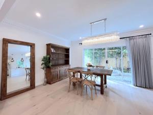 Mont AlbertLuxury Designer Home Villa Surrey Hills的一间带桌椅和窗户的用餐室