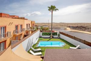 科拉雷侯Villa del Relax的建筑屋顶上设有游泳池的公寓
