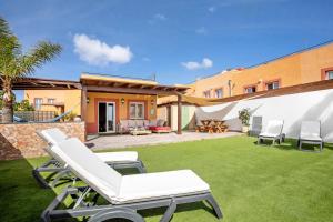 科拉雷侯Villa del Relax的庭院设有两把躺椅和草坪。