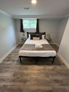 坎卢普斯River View House Basement的一间卧室配有一张大床,铺有木地板