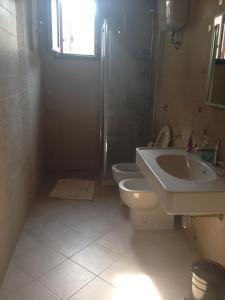 苏尔博B&B La Stella的浴室配有卫生间、盥洗盆和淋浴。