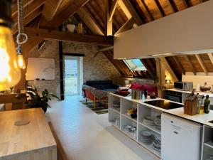 滨海利翁LES BRIQUES的厨房和客厅设有木制天花板。
