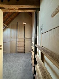 滨海利翁LES BRIQUES的步入式衣柜,配有木制天花板和架子
