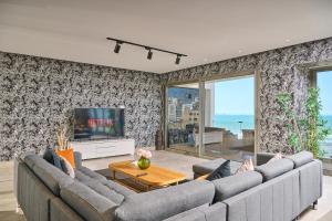 卡萨布兰卡Apartment Sea View B29 -Mosquée Hassan II- By TheCasaEdition的带沙发和电视的客厅