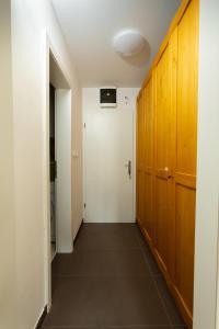 博维茨Svarun apartment的走廊上设有门,房间设有走廊