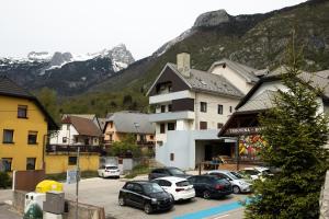 博维茨Svarun apartment的把汽车停在一个有山的停车场的城镇