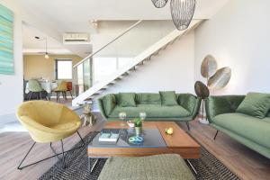 大加那利岛拉斯帕尔马斯Los Lagos 37 by VillaGranCanaria的客厅配有绿色沙发和桌子