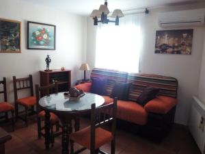 卡索拉Casa Hortensia的客厅配有沙发和桌子