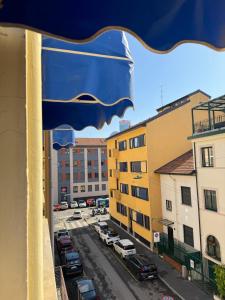 米兰利昆尔齐酒店的从窗户欣赏街道和建筑的景色
