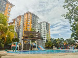 艾尔克如MySuite Studio Apartment Melaka Waterpark Resort的建筑前的水上公园