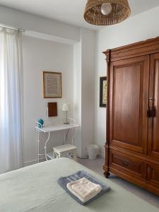 安科纳mineVaganti的一间卧室配有一张带梳妆台和书桌的床。