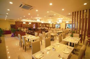 艾尔克如MySuite Studio Apartment Melaka Waterpark Resort的用餐室配有白色的桌子和白色的椅子